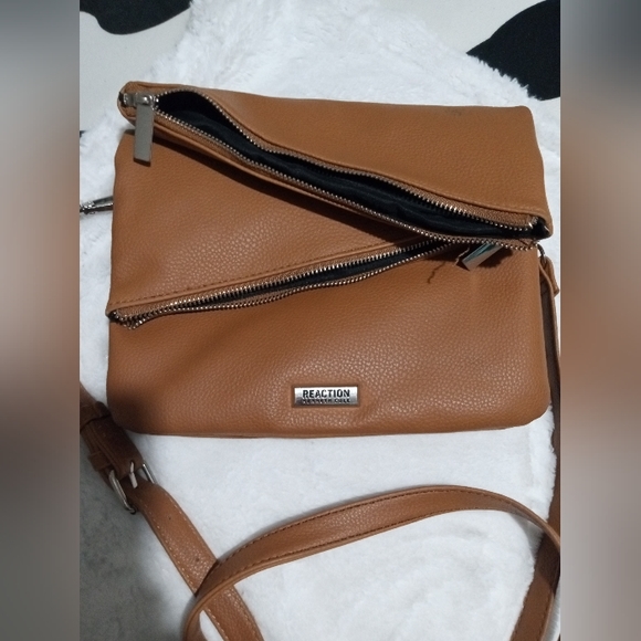 Kenneth Cole Reaction Crossbody Bag. Great condition.  Gently used.  CLEAN. - Picture 2 of 8
